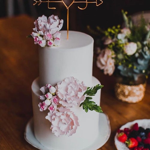 Personalized Arrow & Initials Wedding Cake Topper – Rustic Wire Design