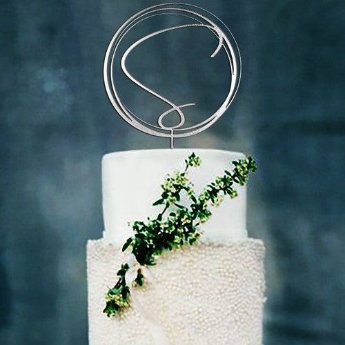Personalized Couple Names Wedding Cake Topper – Custom Mr. & Mrs. Design