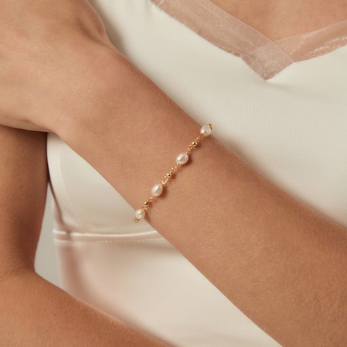 Minimalist Pearl Bracelet